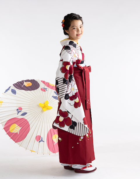 ２分の１成人式（小学4年生・10歳）の記念に、袴姿で写真撮影する女の子の写真