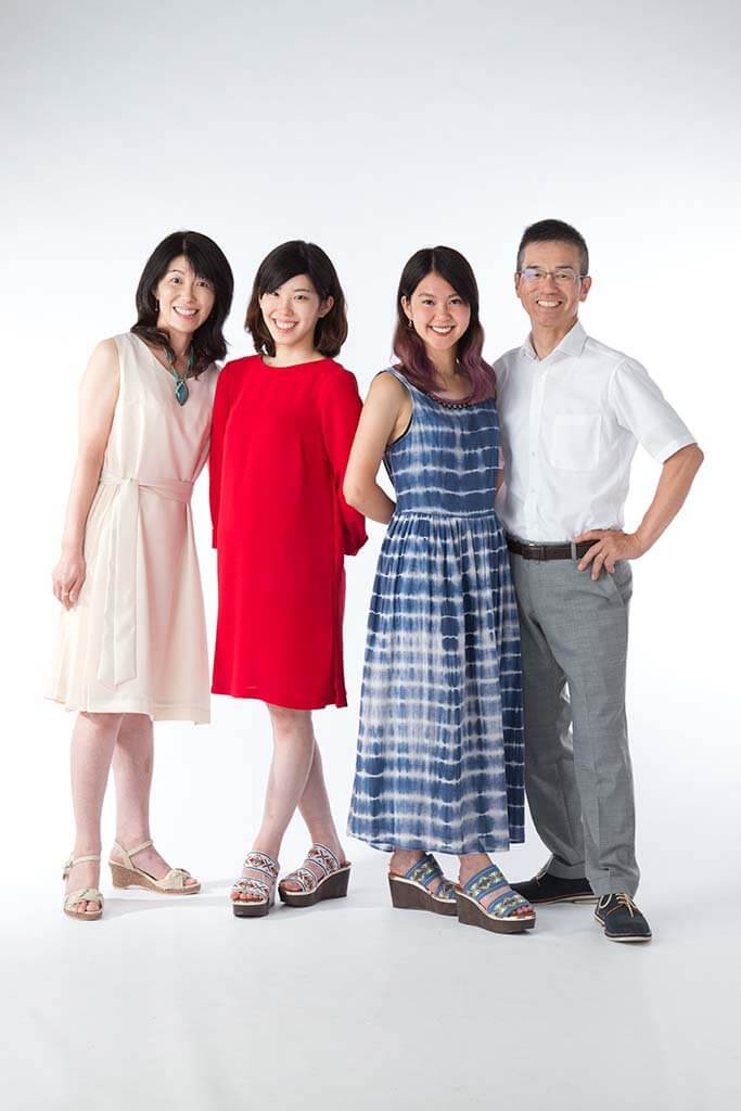 4人の家族写真