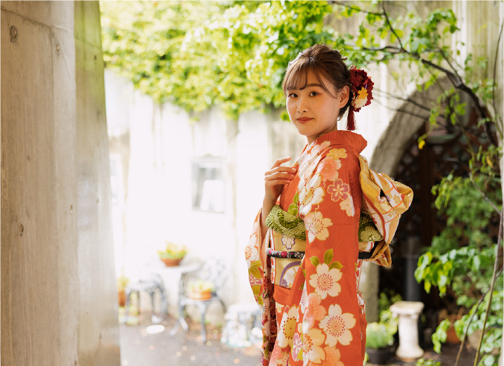 写真：成人式前撮りの日に、振り袖を着たままお出かけしている成人女性