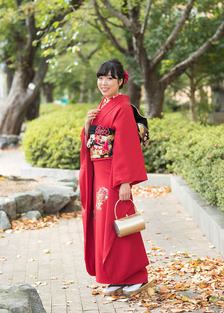 成人式振袖の小物のみレンタル：ロケーション撮影をする成人女性の写真
