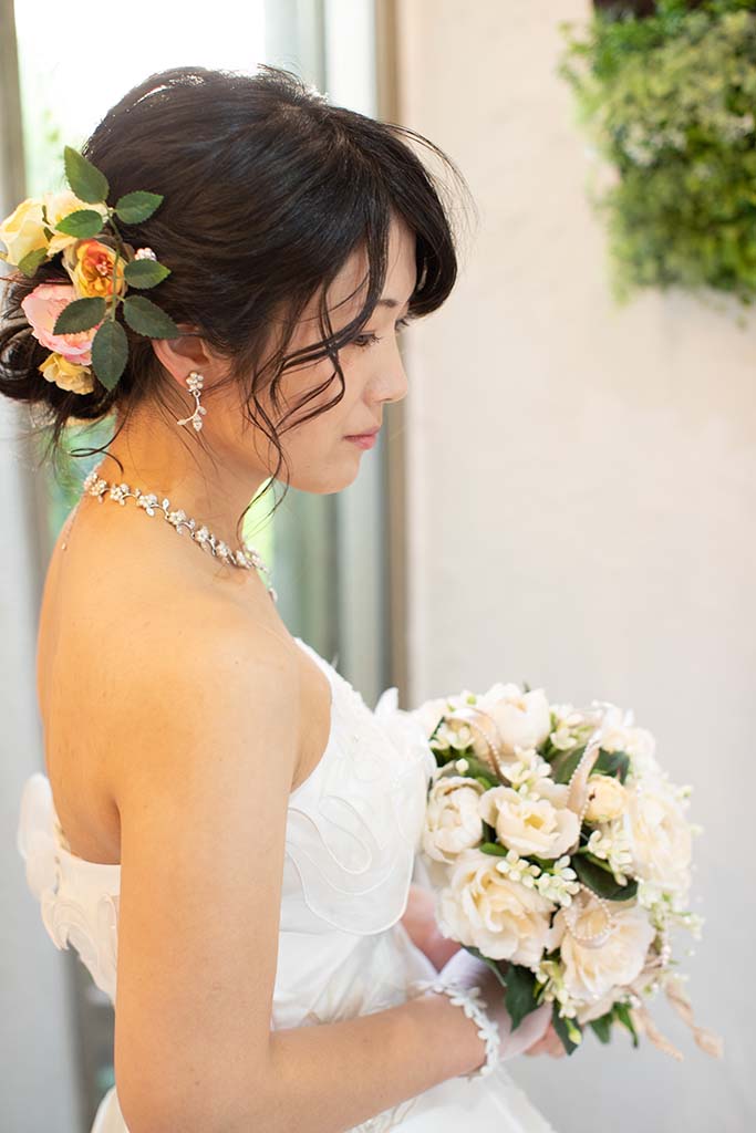 純白のウェディングドレスを来て、ブーケを持った花嫁