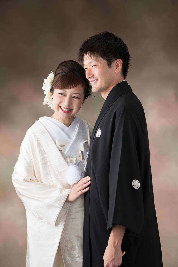 白無垢の新婦と紋付袴の新郎